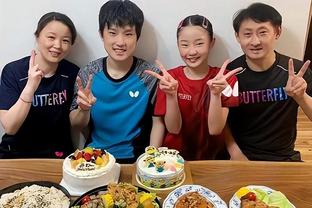 Đội Trung Quốc giành chức vô địch bơi tiếp sức tự do 4 x 100 mét nam nữ! Phan Triển Nhạc lần này đã giành được 4 HCV.